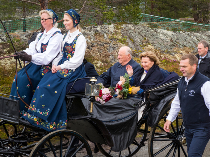 Kongeparet ankom Høgfjellsscena med dølahest og vogn. Foto: Heiko Junge, NTB scanpix.